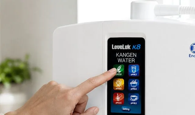 Ein Finger, der auf dem Farb-Touchscreen des K8 Wasser auswählt