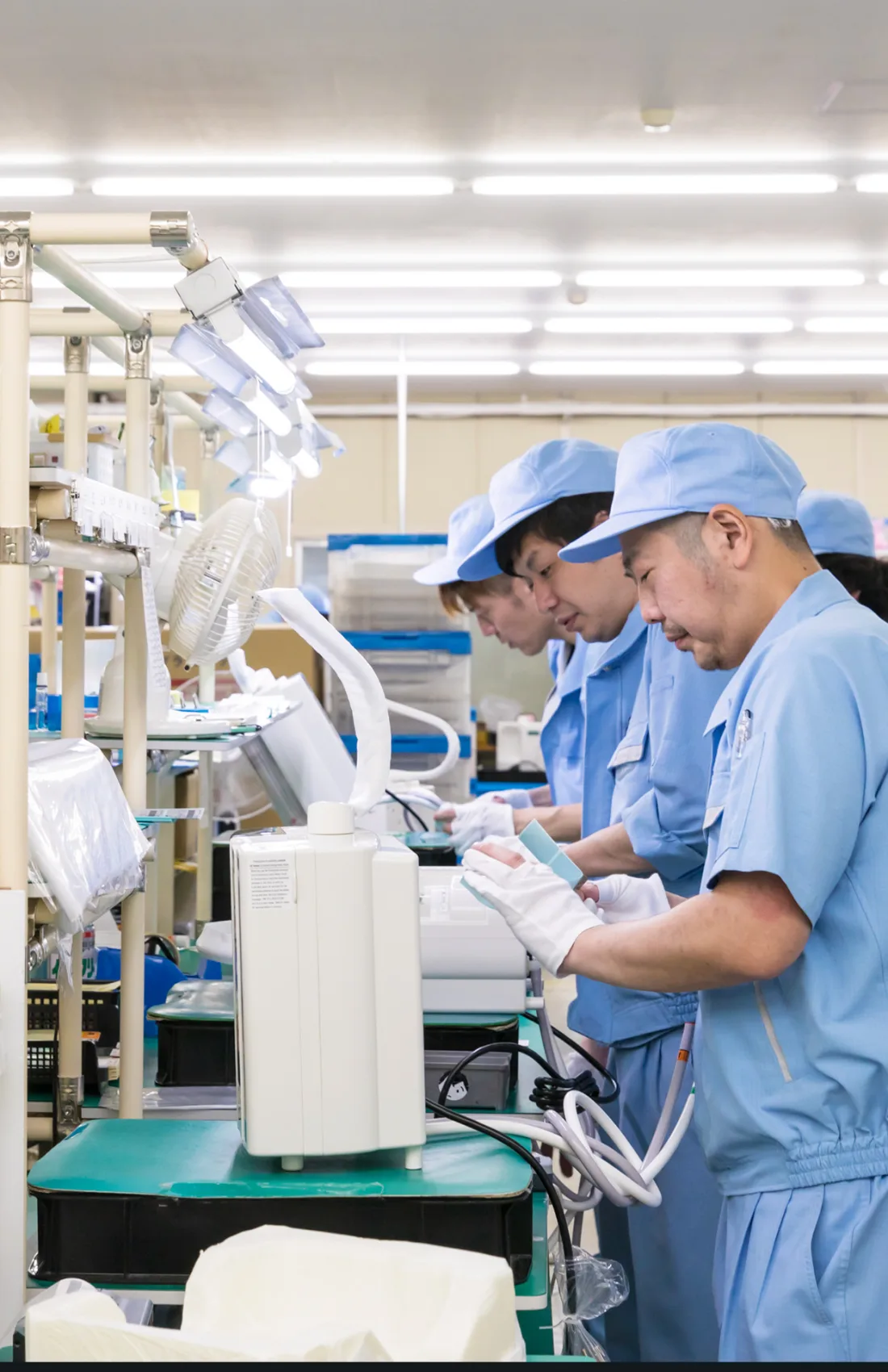 Arbeiter, die Kangen Water-Maschinen von Hand in Enagics Werk in Japan zusammenbauen